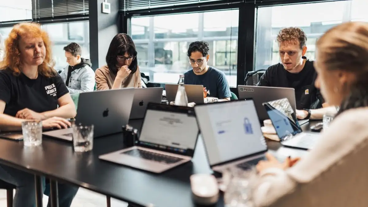 Reunião de alinhamento trimestral entre agência de tráfego pago e cliente avaliando o ROI e o volume de leads qualificados gerados.