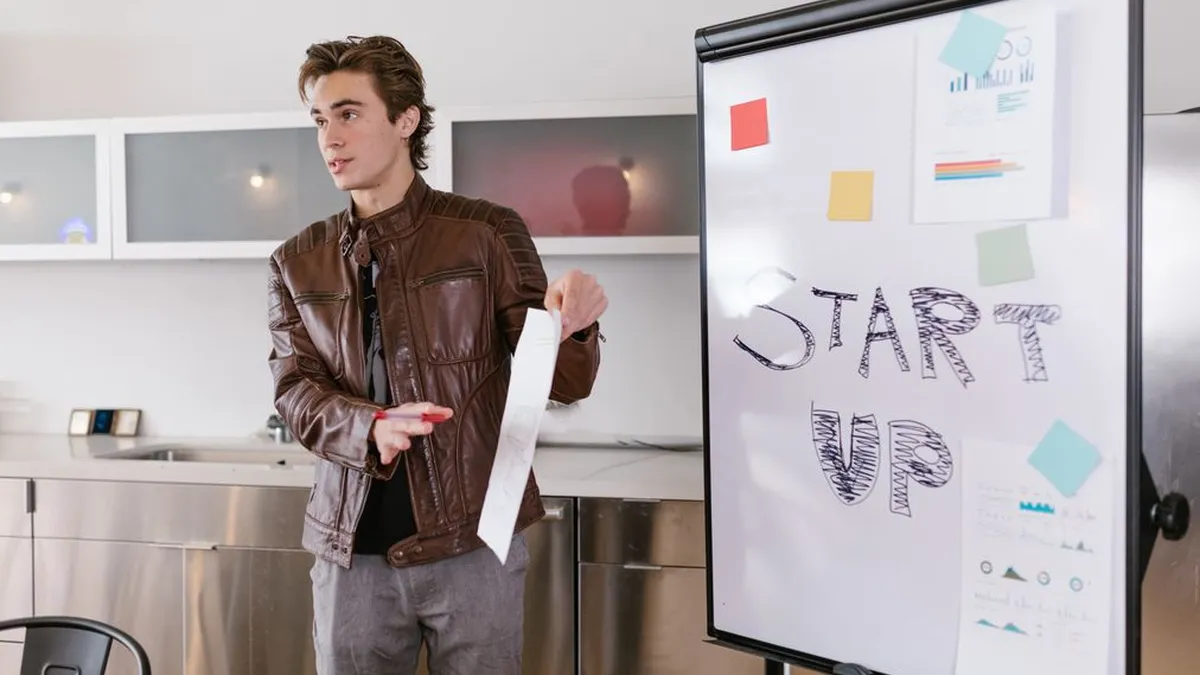 Estratégistas de marketing reunidos em escritório analisando relatórios impressos e projeções de retorno sobre investimento para anúncios em IA conversacional.