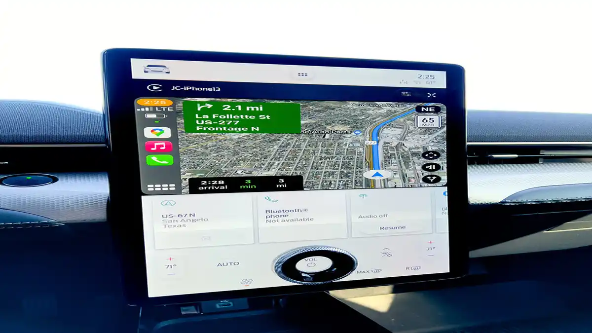 Especialista em tráfego pago configurando segmentação geográfica e lances de palavras-chave no painel de anúncios do Apple Maps.