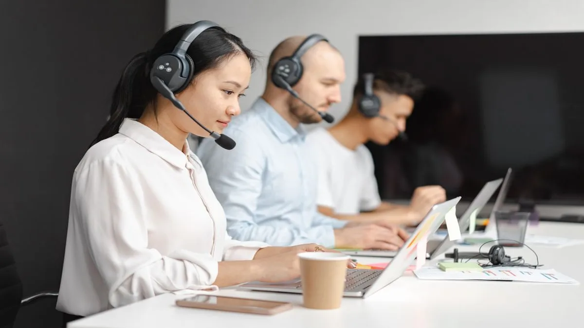 Especialista comercial configurando fluxos automatizados de propostas e qualificação com inteligência artificial para economizar horas operacionais.