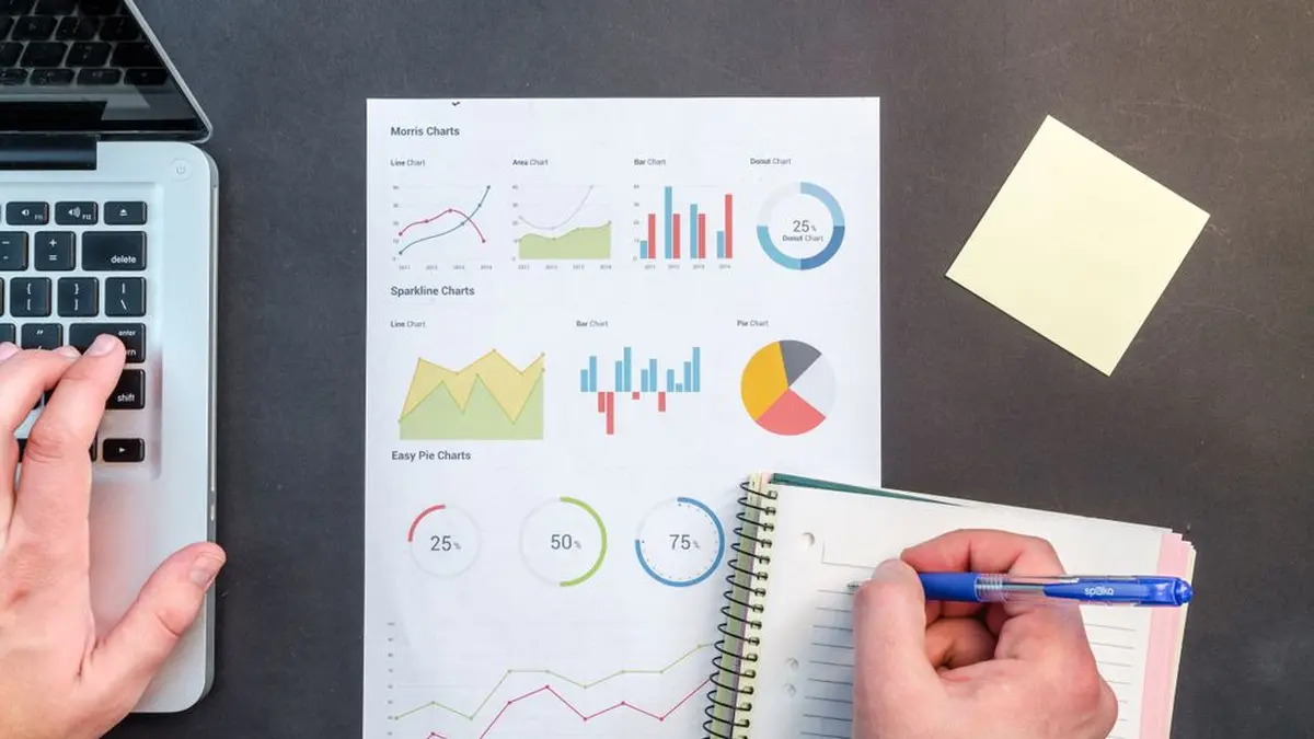 Comprador corporativo em escritório utilizando o Google para encontrar fornecedor B2B e preenchendo formulário de cotação comercial.