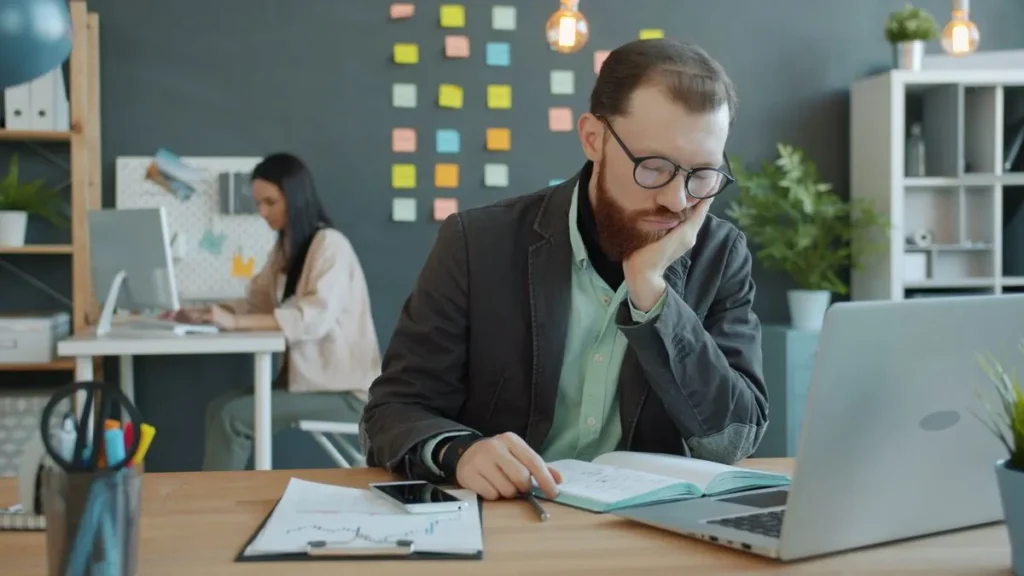 Estrategista de vendas analisando monitor com o resumo de IA do Google e métricas de conversão de leads comerciais.