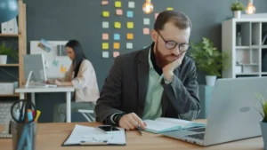 Estrategista de vendas analisando monitor com o resumo de IA do Google e métricas de conversão de leads comerciais.