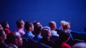 Gestor de marketing analisando painel do Google Ads com dados de conversões e lances inteligentes em monitores duplos de escritório.