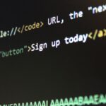 Gestor de tráfego pago analisando painel do Meta Ads Manager com divisão de posicionamentos e métricas de CAC em monitor de alta resolução.