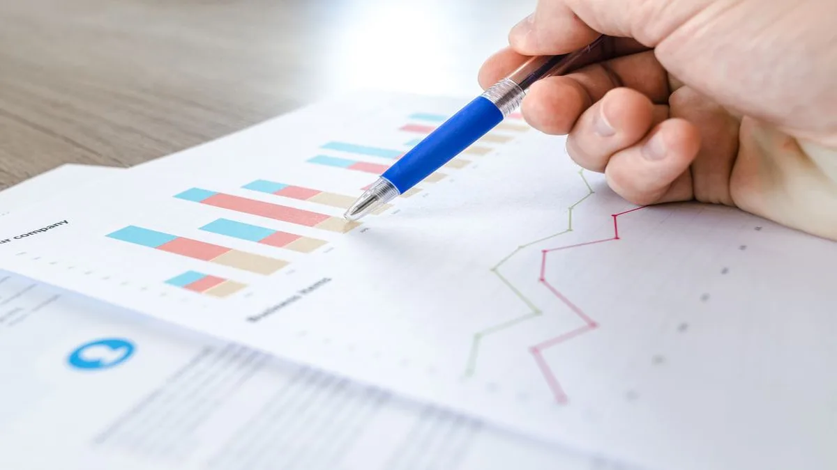 Tela de computador em close-up exibindo dashboard de CRM com métricas de aumento de vendas em 60% e mais de 75 horas operacionais economizadas por automação.