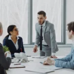 Especialista em tráfego pago analisando comparação entre modelos de atribuição Último Clique e Baseado em Dados no Google Ads em monitores de trabalho.
