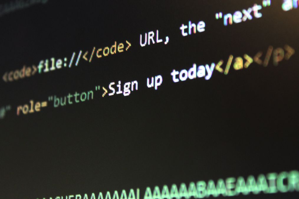 Diretor comercial B2B e analista de SEO analisando impacto de falhas técnicas do site corporativo na taxa de conversão e no funil de vendas do CRM.