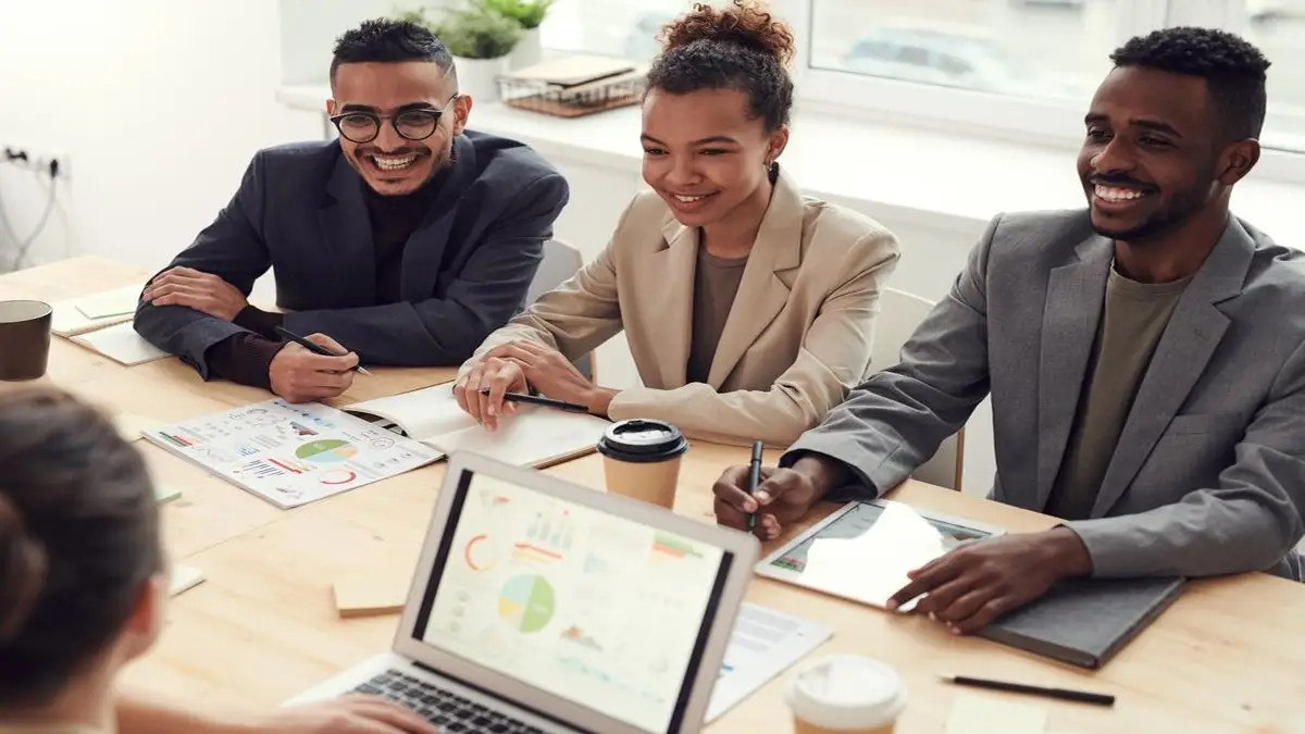 Equipe de líderes comerciais analisando relatórios de desempenho e eficiência operacional gerados por inteligência artificial em ambiente corporativo moderno.