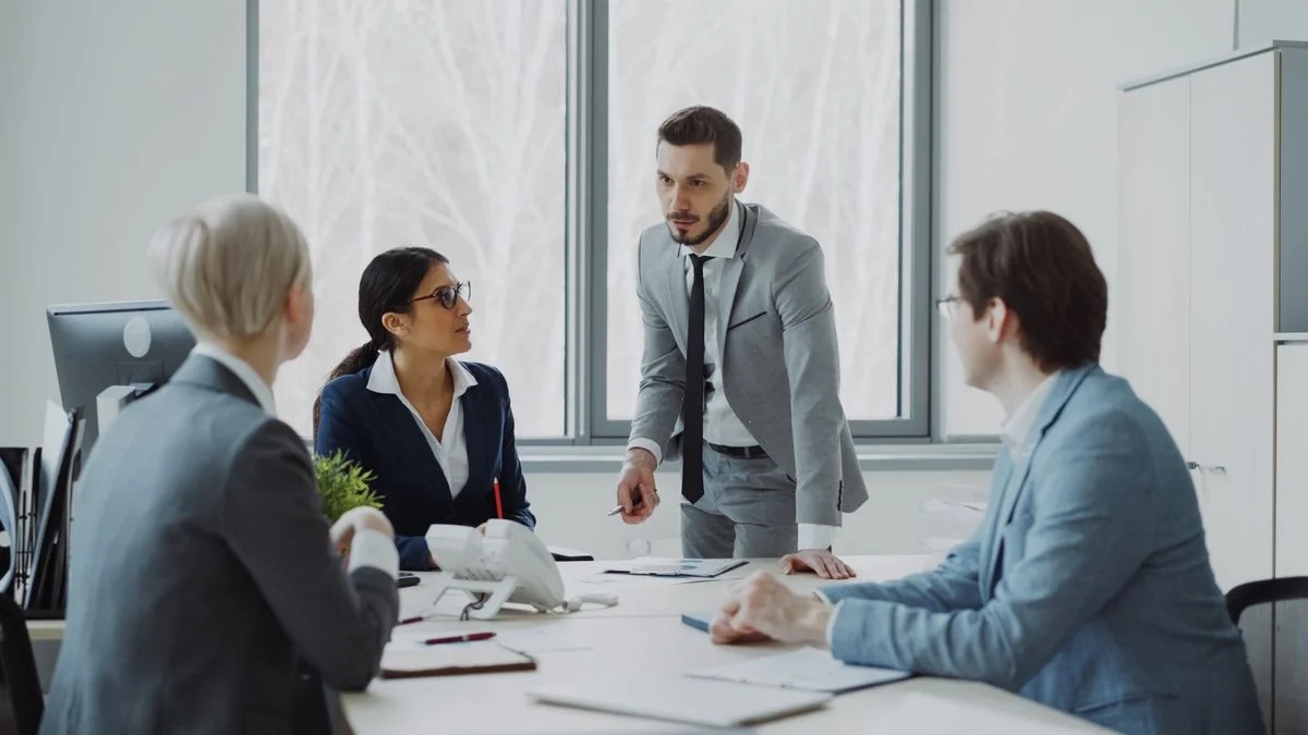 Consultora comercial em atendimento telefônico imediato via headset com lead recém-chegado pelo formulário do site.